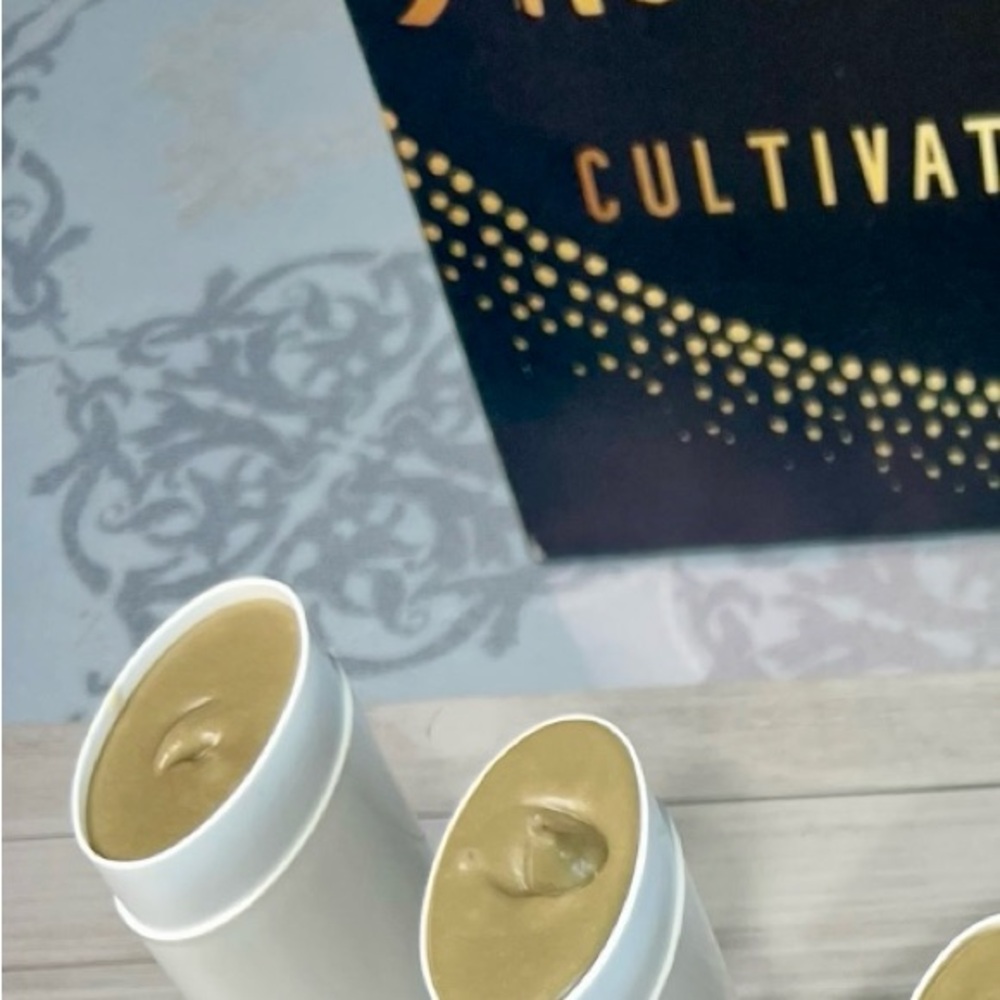 Bentonite clay clearing deodorant